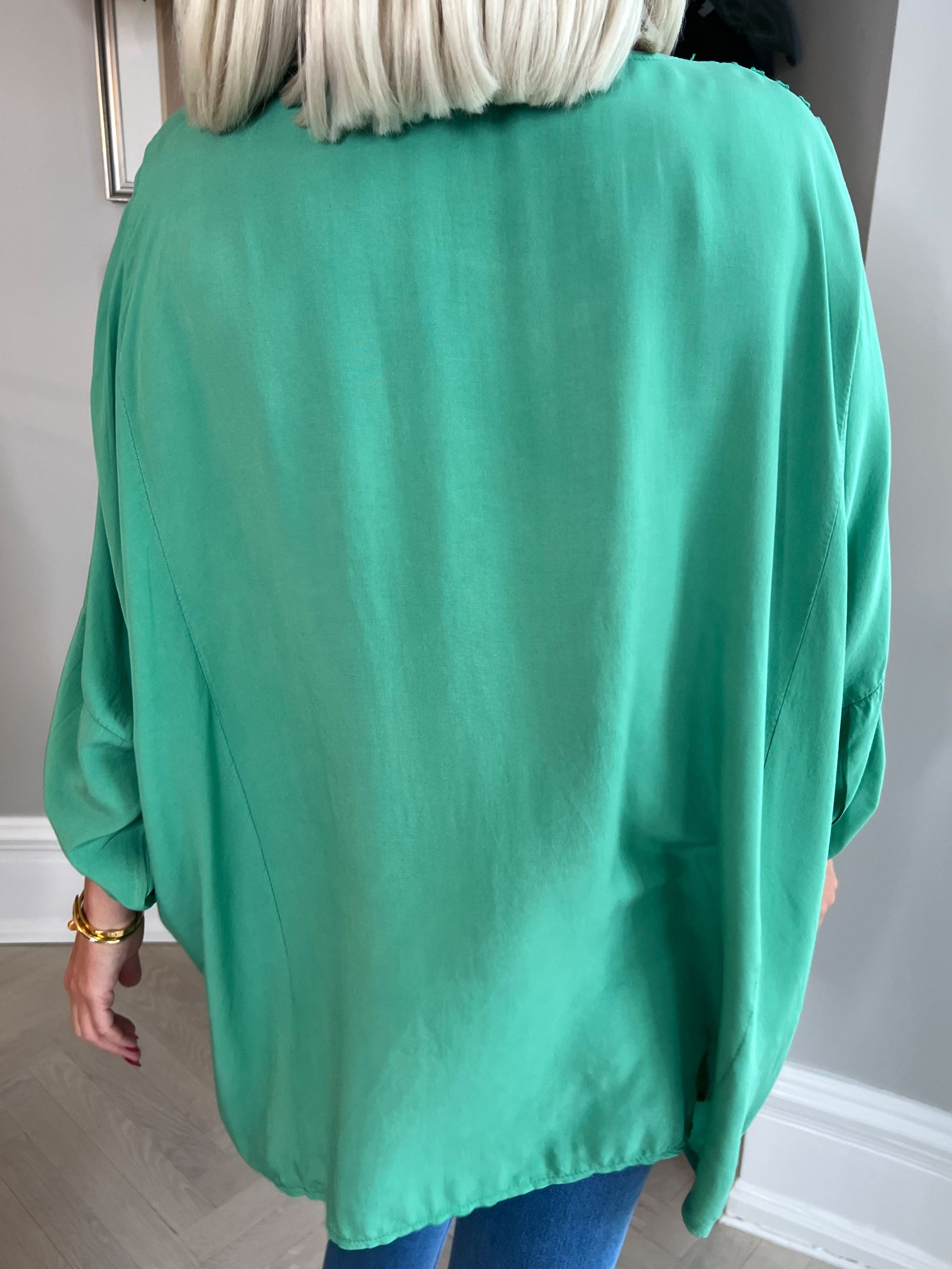 Flora - Söt viskosblus med broderi på ärmarna - Black